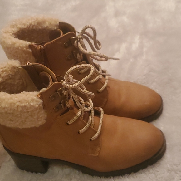 NWOT Booties Size 6 - Picture 3 of 5